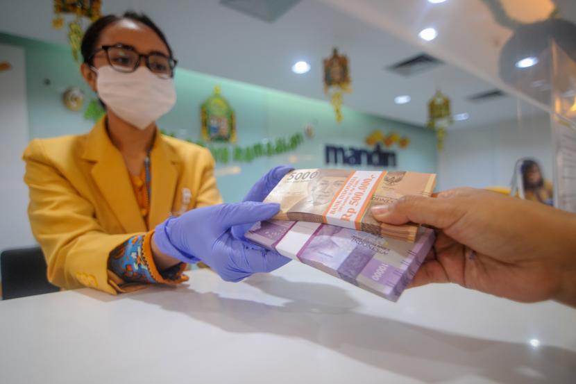 Petugas teller melayani nasabah yang melakukan penukaran uang di Bank Mandiri Kantor Cabang Bandung Braga, Jawa Barat, ilustrasi.