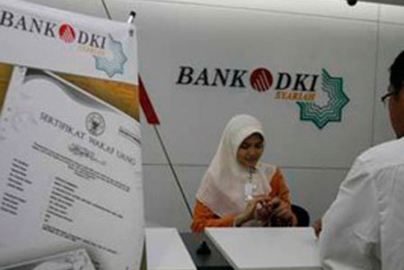 Petugas teller tengah melayani nasabah di salah satu kantor Bank DKI Syariah