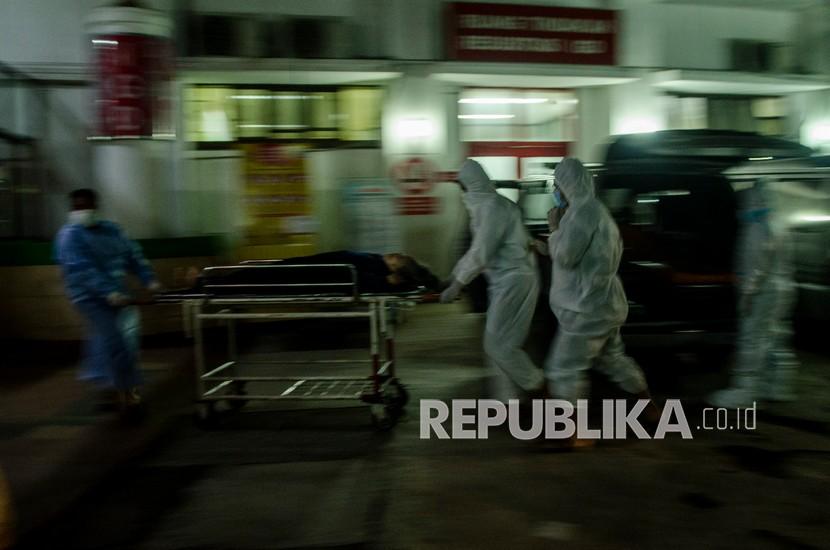 Petugas tenaga kesehatan membawa pasien Covid 19 di RSHS Bandung (ilustrasi)