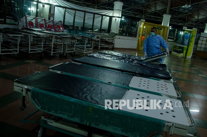 Petugas tenaga kesehatan merapikan tempat tidur untuk membawa pasien di ruang Instalasi Gawat Darurat Rumah Sakit Dokter Hasan Sadikin (RSHS), Bandung, Jawa Barat (Ilustrasi)