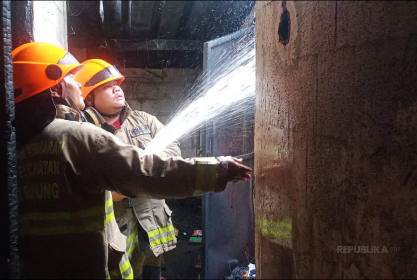 Ilustrasi petugas pemadam kebakaran memadamkan api. Belum lama ini Baznas Baubau membantu korban kebakaran.