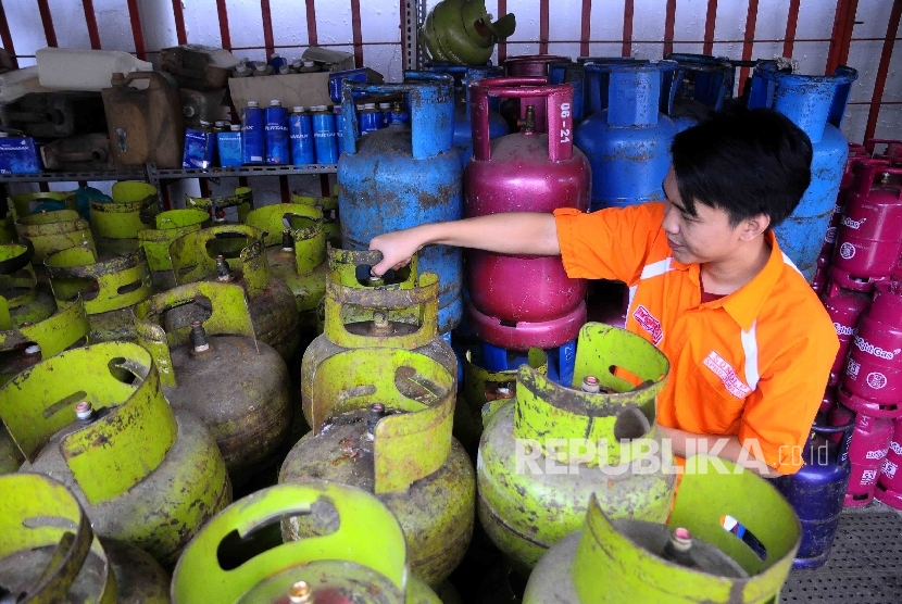  Petugas tengah memeriksa gas elpiji tiga kilogram (kg) di agen penjualan tabung gas SPBU Pertamina Cikini, Jakarta, Kamis (15/12). 