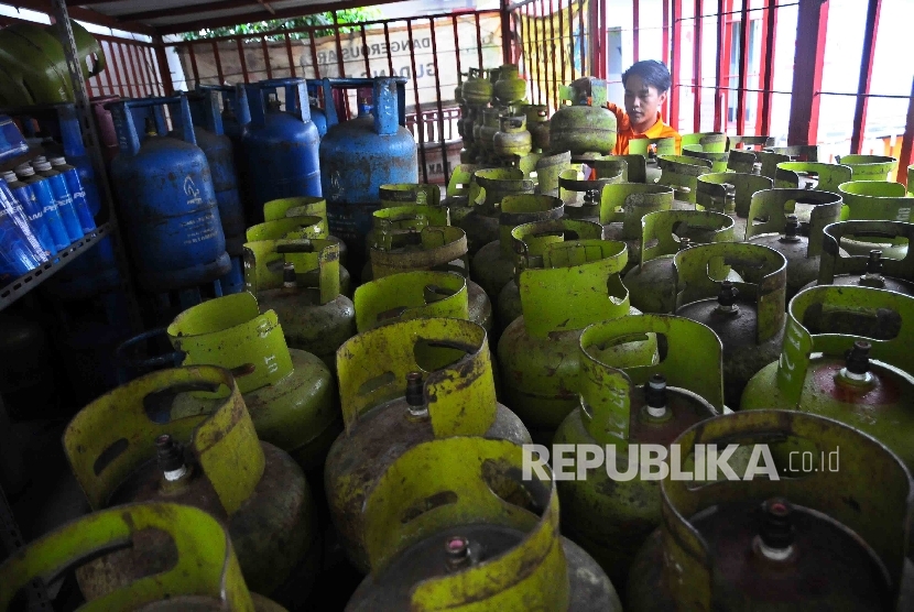  Petugas memeriksa gas elpiji tiga kilogram (kg) di agen penjualan tabung gas SPBU Pertamina Cikini, Jakarta Pusat (ilustrasi).