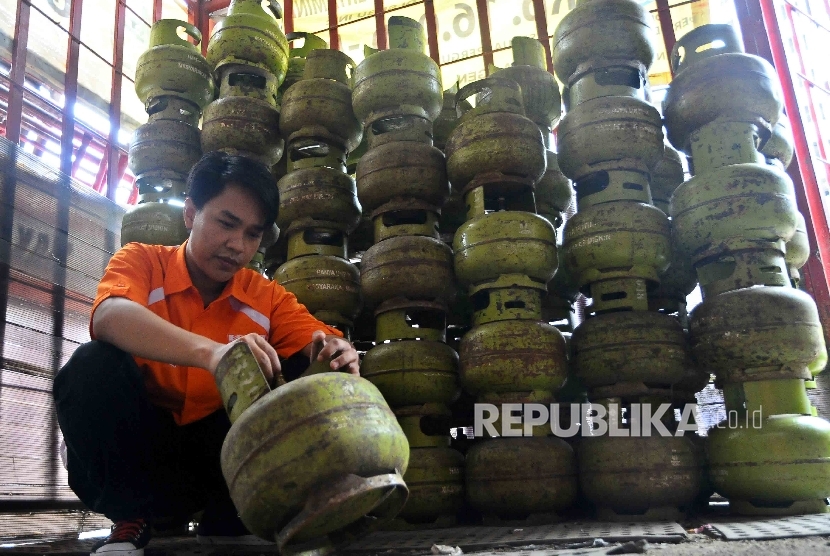  Petugas tengah memeriksa gas elpiji tiga kilogram (kg) di agen penjualan tabung gas SPBU Pertamina Cikini, Jakarta, Kamis (15/12). 