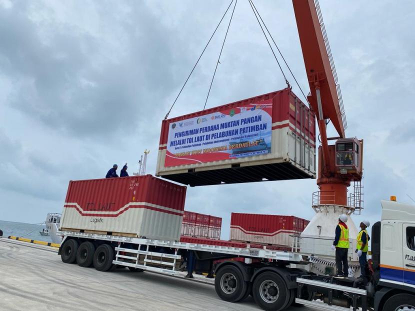 Petugas tengah memindahkan kontainer berisi beras ke kapal Kendhaga Nusantara 14 dari Pelabuhan Patimban, Subang, Jawa Barat menuju Provinsi Aceh, Selasa (18/10). 