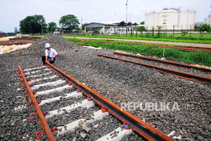  Petugas tengah mengecek jalur kereta di kawasan Bandara Soekarno-Hatta, Tanggerang, Banten, Senin (1/2).