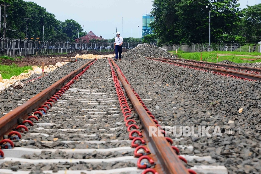 Petugas tengah mengecek jalur kereta di kawasan Bandara Soekarno-Hatta, Tanggerang, Banten, Senin (1/2).