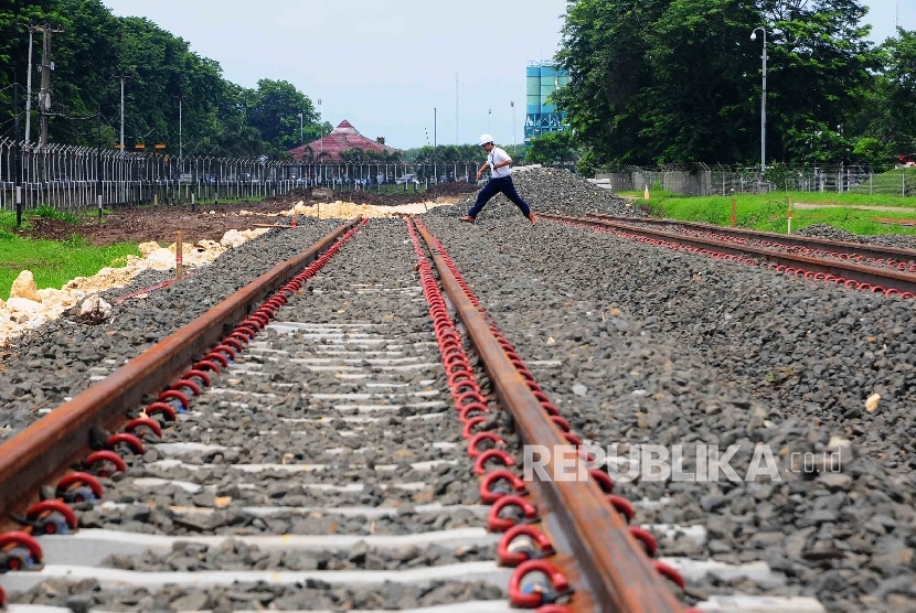 Petugas tengah mengecek jalur kereta di kawasan Bandara Soekarno-Hatta, Tanggerang, Banten, Senin (1/2).