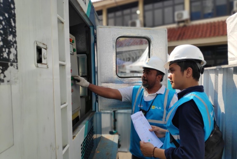 Petugas tengah mengecek kondisi gardu listrik.