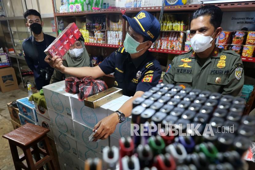 Petugas gabungan kantor Bea Cukai dan Satpol PP menggelar razia rokok tanpa cukai di toko (ilustrasi).