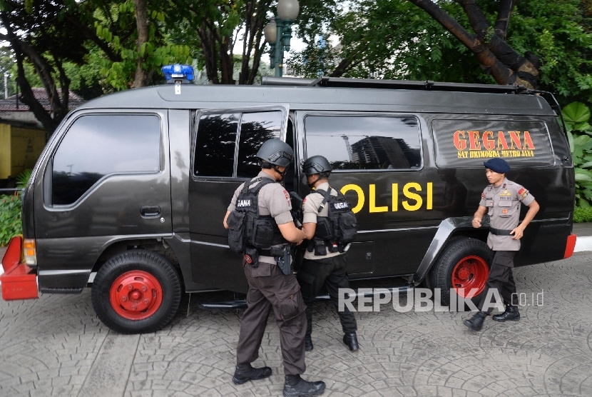 Petugas Tim Gegana Polda Metro Jaya berjalan seusai melakukan penyisiran terkait ancaman bom di Gedung Balai Kota DKI Jakarta, Rabu (20/7). (Republika/ Yasin Habibi)