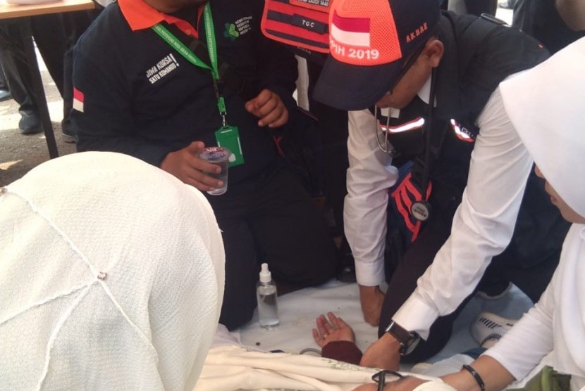 Petugas Tim Gerak Cepat (TGC) PPIH Arab Saudi sedang memberikan pertolongan kepada jamaah haji yang sakit di tenda Arafah dalam gladi posko di Asrama Haji Pondok Gede Jakarta, Selasa (30/4).