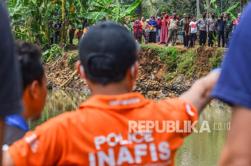 Petugas tim inafis melakukan olah tempat kejadian perkara siswa yang tewas tenggelam di Sungai Cileueur, Desa Utama, Kabupaten Ciamis, Jawa Barat, Sabtu (16/10).