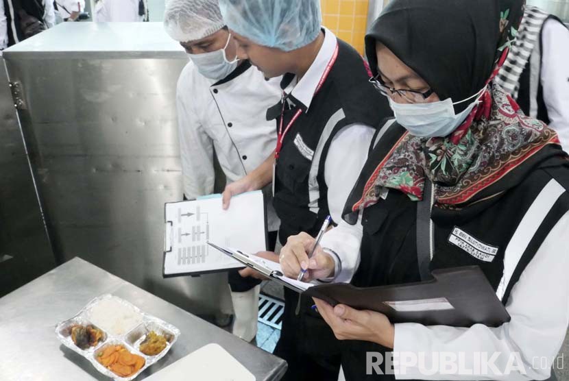 Petugas tim katering PPIH memeriksa makanan yang dimasak di perusahaan katering Al Andalus di Madinah, Senin (15/8). 