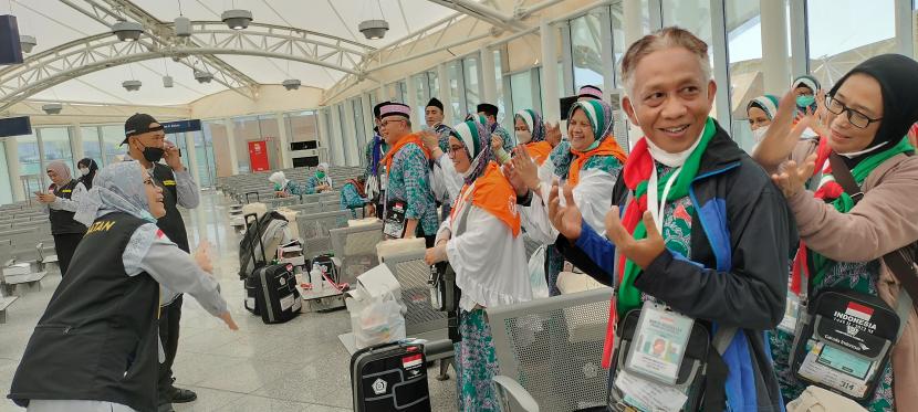 Petugas Tim Promosi Kesehatan PPIH Arab Saudi Ahsanul Marah sedang memandu para jamaah haji dari Embarkasi Jakarta-Bekasi (JKS) untuk relaksasi usai turun dari pesawat di Paviliun Bandara Prince Ahmad Mohamed bin Abdul Aziz (AMAA) Madinah, Arab Saudi, Sabtu (4/6).