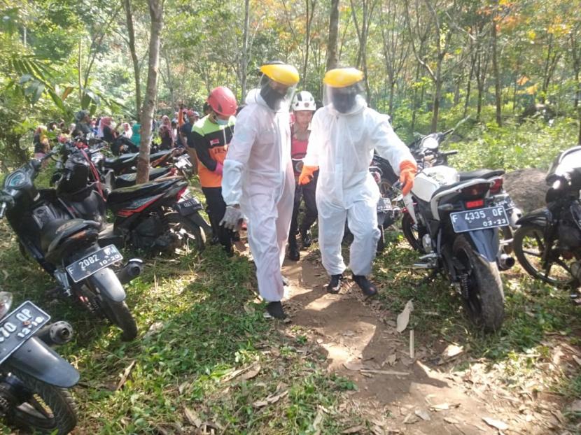Petugas tim SAR gabungan melakukan evakuasi terhadap seorang korban tenggelam di aliran Sungai Citarik, Kabupaten Sukabumi, Ahad (26/7). Korban ditemukan dalam keadaan meninggal dunia.