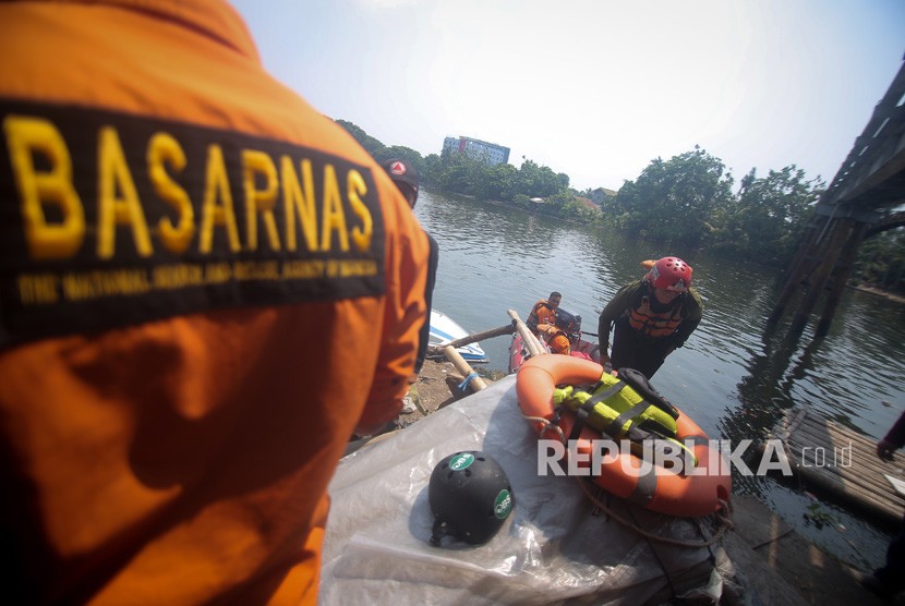 Petugas tim SAR gabungan melakukan pencarian korban tenggelam di Sungai Cisadane, Kota Tangerang, Banten, Jumat (8/11/2019). 