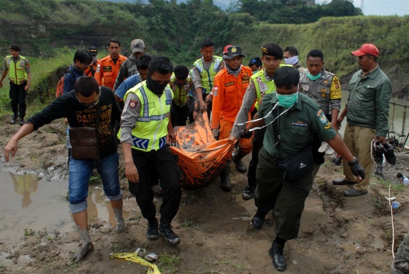Petugas Tim SAR Gabungan mengevakuasi jenazah warga yang tertimbun longsor di Sukabumi. (Ilustrasi)