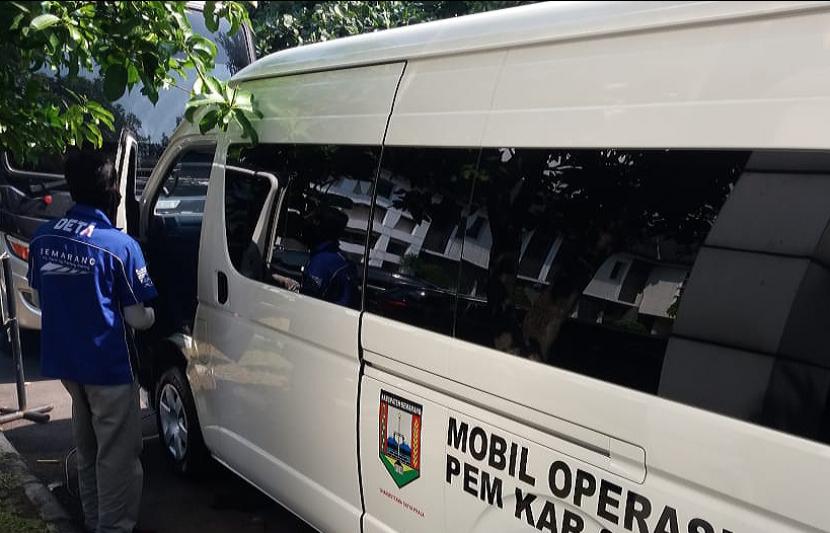 Petugas Tim Yamaha Deta Cabang Semarang melakukan fogging Covid-19 gratis kendaraan dinas milik Pemkab Semarang, Jumat (26/6). Program CSR ini sebagai bentuk kepedulian perusahaan untuk mendukung upaya pencegahan penyebaran Covid-19.