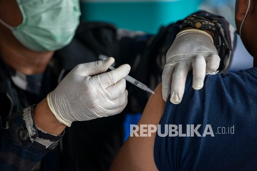 Kabupaten Tangerang targetkan vaksinasi capai 100 ribu orang per hari.
