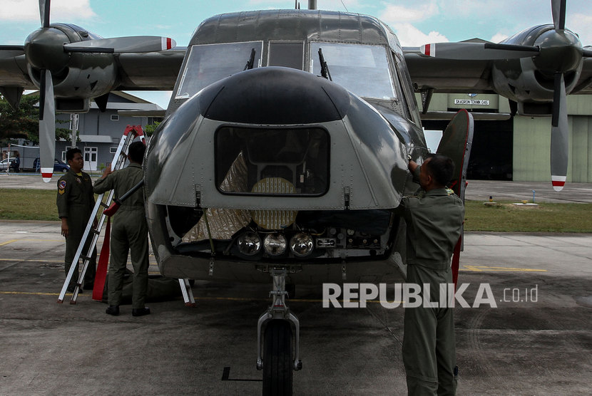 Petugas TNI AU memeriksa pesawat Cassa A-2108 yang akan dioperasikan untuk keperluan Teknologi Modifikasi Cuaca (TMC) di Lanud Roesmin Nurjadin Pekanbaru, Riau, Rabu (11/3/2020).