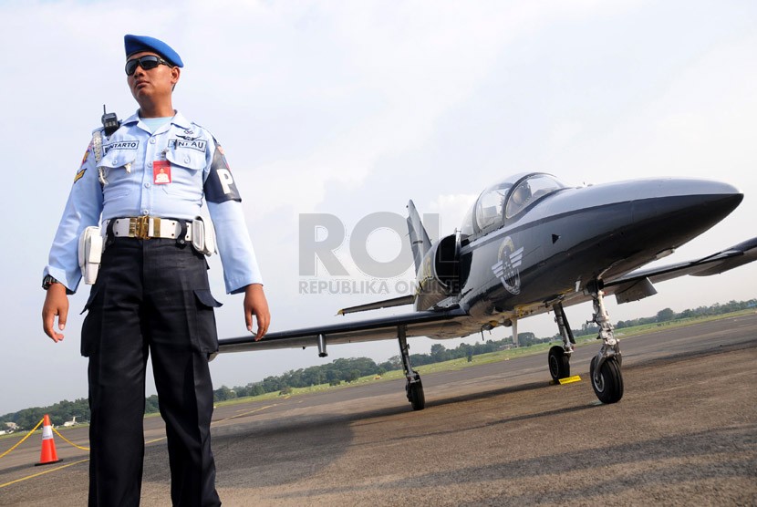  Petugas TNI AU menjaga pesawat Tim Breatling Jet di Bandara Halim Perdanakusuma, Jakarta, Sabtu (2/3).   (Republika/Aditya Perdana Putra)