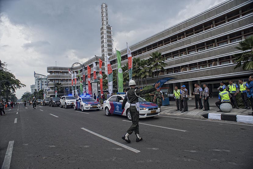  Petugas TNI dan Polri gelar simulasi pengamanan kedatangan tamu negara peserta peringatan ke-60 Tahun Konferensi Asia Afrika (KAA) di depan hotel Savoy, jalan Asia Afrika, Bandung, Jawa Barat, Selasa (21/4).  (Antara/Paramayuda)