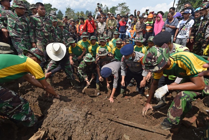 Petugas TNI, Polri, serta Basarnas mencari korban pascabanjir bandang aliran Sungai Cimanuk di Lapangparis, Tarogong Kidul, Kabupaten Garut, Jabar, Jumat (23/9).