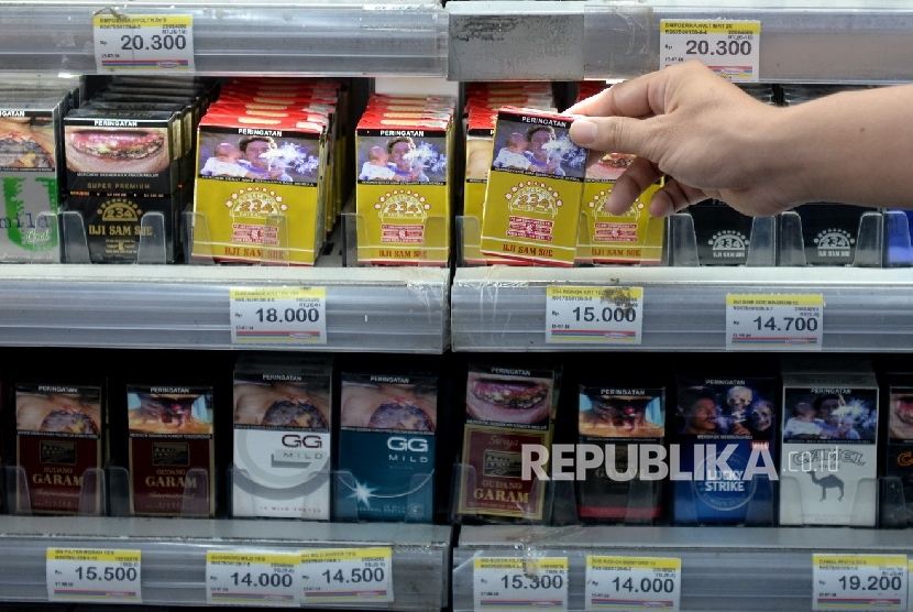Petugas toko mengambil rokok untuk konsumen di salah satu ritel, Jakarta, Ahad (21/8). (Republika/ Wihdan)