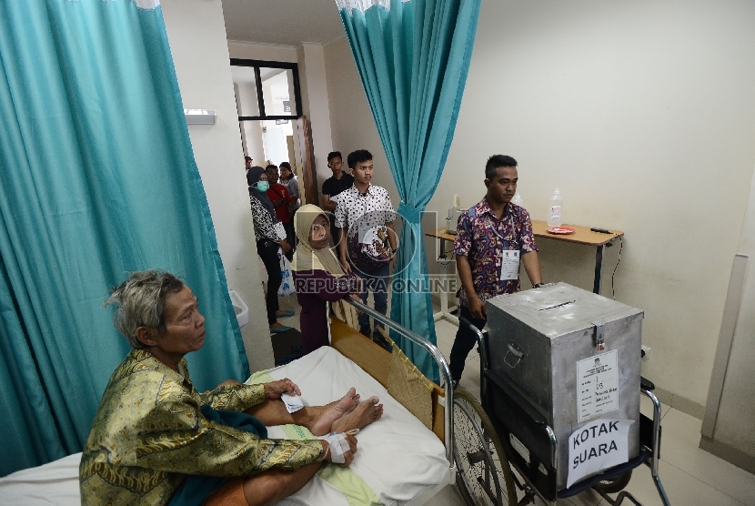 TPS keliling disiapkan untuk warga yang terdaftar dalam DPT namun saat pemilihan sedang dalam kondisi sakit dan berada di rumah sakit. 