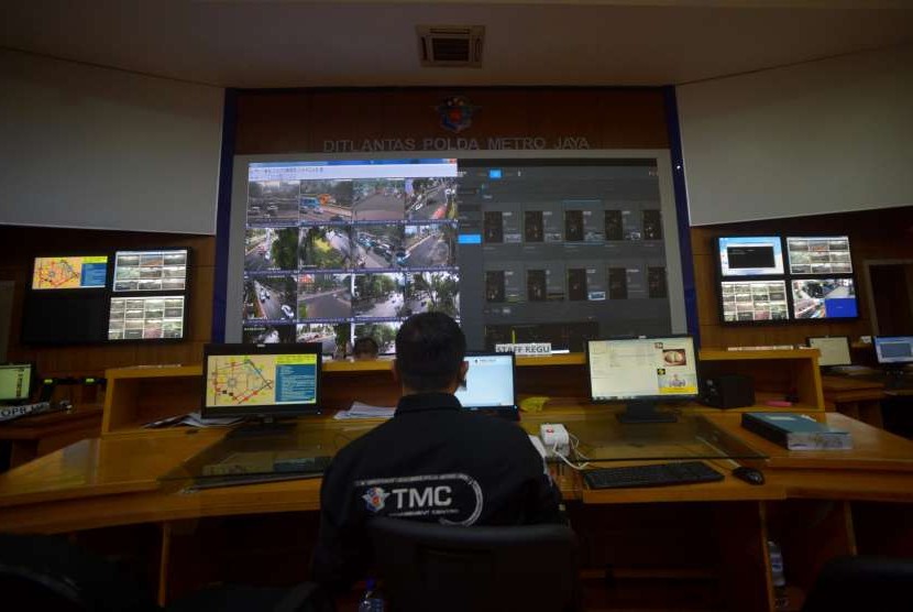 Petugas Traffic Management Center (TMC) memantau pelanggar lalu lintas melalui layar CCTV di ruas jalan Thamrin-Sudirman di ruang kontrol Ditlantas Polda Metro Jaya, Senin (01/10/2018). Direktorat Lalu Lintas (Ditlantas) Polda Metro Jaya belum memberlakukan sanksi pembayaran denda bagi para pelanggar selama uji coba di sepanjang ruas Jalan MH Thamrin-Sudirman, melainkan akan diberikan peringatan berupa pengiriman surat beserta foto pelanggaran ke alamat yang sesuai dengan STNK para pelanggar.