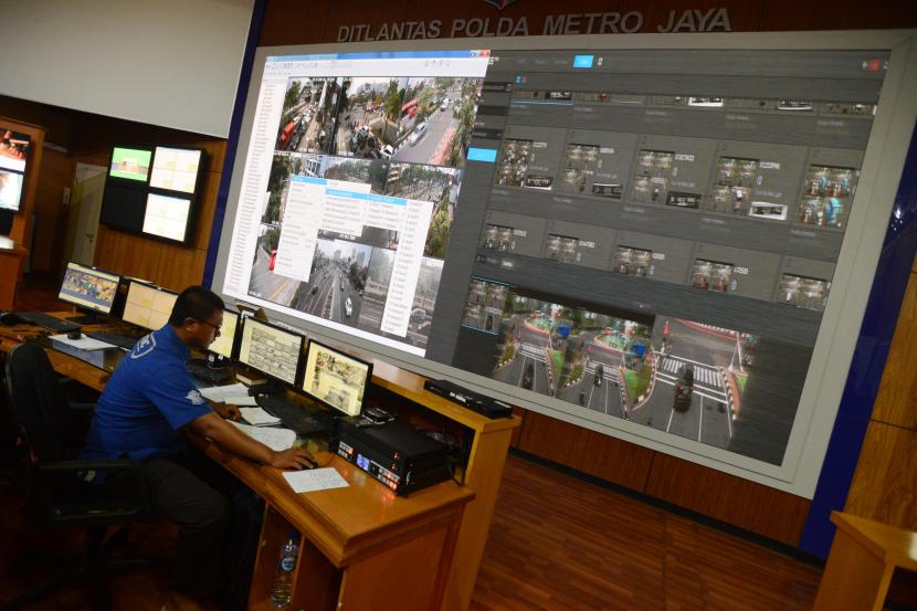 Petugas Traffic Management Center(TMC) Polda Metro Jaya memantau pelanggar lalu lintas melalui kamera pengawas di Polda Metro Jaya, Jakarta.