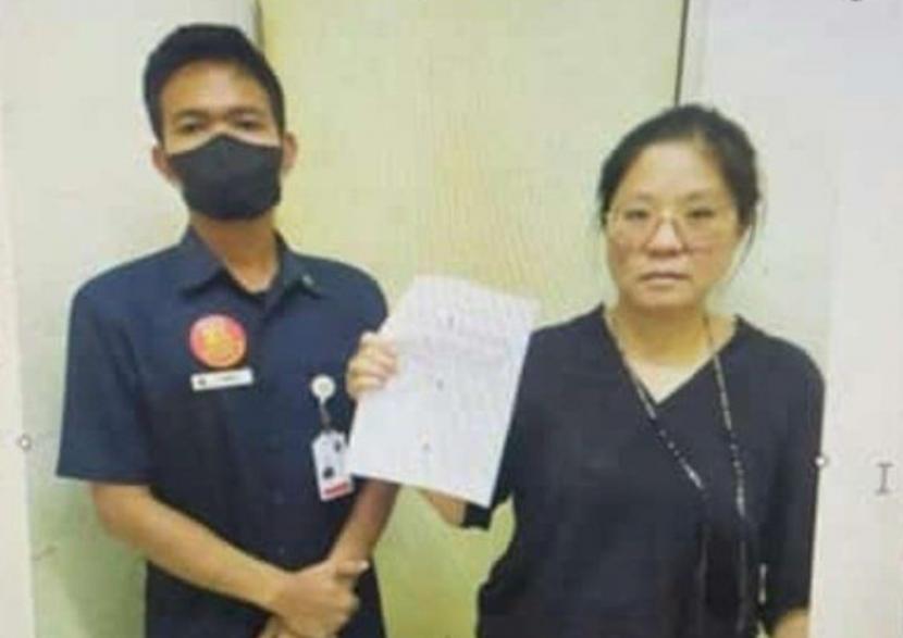 Petugas Transmart ITC BSD, Kota Tangsel bersama Ibu Mariana Ahong yang menunjukkan pakta integritas tidak mengulangi perbuatannya lagi.