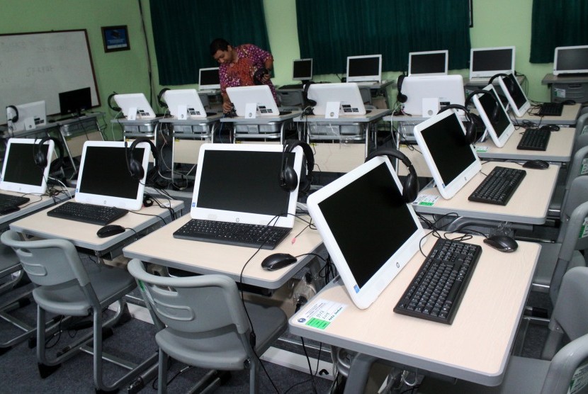 Petugas ujian nasional memeriksa perangkat komputer jelang pelaksanaan Ujian Nasional Berbasis Komputer (UNBK) di SMA Negeri 2 Bekasi, Jawa Barat, Jumat (1/4). 