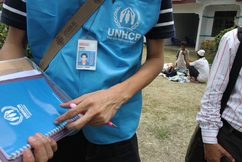 Petugas UNHCR melakukan proses pendataan imigran etnis Rohingya, Myanmar dan Bangladesh, di lokasi penampungan Imigrasi kelas I khusus Medan, Sumatera Utara, Rabu (20/5).