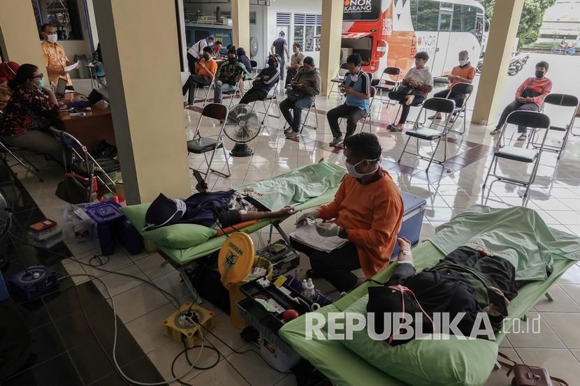 Petugas Unit Donor Darah (UDD) PMI Kabupaten Banyumas, melayani proses donor darah keliling sesuai protokol kesehatan penanganan COVID-19, di Kantor RRI Purwokerto, Banyumas, Jateng, Jumat (3/4/2020). PMI Kabupaten Banyumas tetap melaksanakan donor darah keliling yang dilakukan dengan protokol kesehatan penanganan COVID-19.