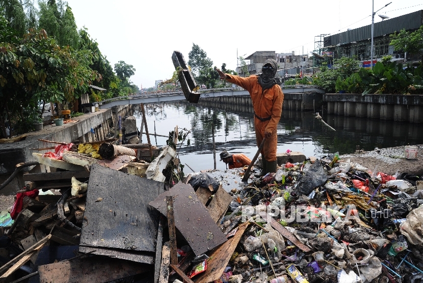 Petugas Unit Pengelola Kebersihan (UPK) Badan Air Dinas Kebersihan DKI sedang mengambil sampah di kali di Jakarta. ilustrasi (Republika/Tahta Aidilla)