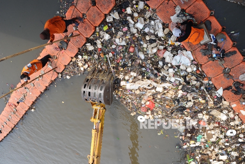 Petugas Unit Pengelola Kebersihan (UPK) Badan Air Dinas Kebersihan DKI sedang mengambil sampah di kali Pesing, Jakarta Barat, Jumat (12/8). (Republika/Tahta Aidilla)