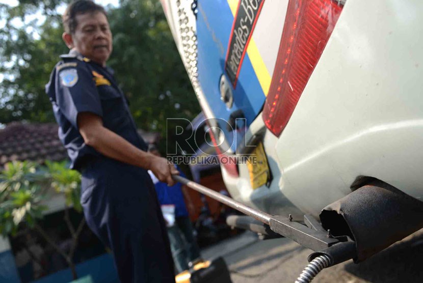  Petugas unit pengujian keliling Dinas Perhubungan DKI Jakarta melakukan uji emisi dan memeriksa komponen bus angkutan lebaran di Terminal Lebak Bulus, Jakarta, Kamis (1/8).    (Republika/Agung Supriyanto)