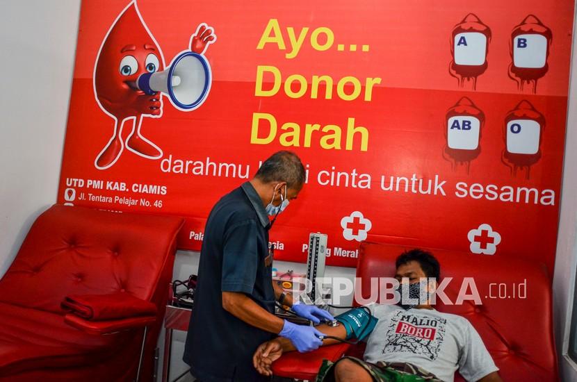 Petugas Unit Transfusi Darah Palang Merah Indonesia (PMI) mengambil darah dari pendonor di Ruang Layanan Donor Darah PMI Kabupaten ciamis, Jawa Barat, Senin (14/9/2020). PMI Ciamis gencar melakukan kegiatan donor darah bekerja sama dengan pemerintah desa di saat pencairan bantuan Program Keluarga Harapan (PKH) untuk memenuhi kebutuhan darah selama Pandemi COVID-19 yang permintaan per harinya mencapai 31 labu. 