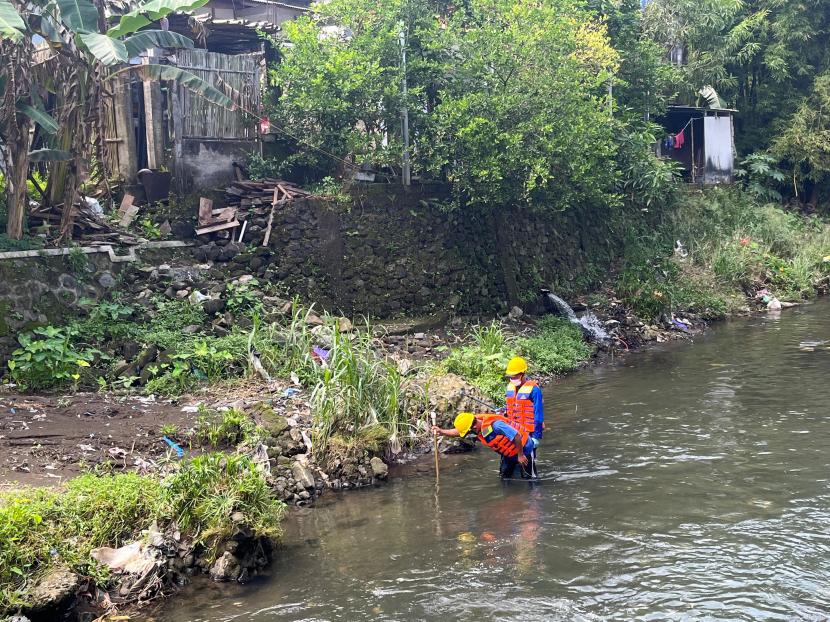 Petugas UPT Laboratorium Lingkungan DLH Kota Yogyakarta melakukan pengujian air sungai di Kota Yogyakarta.