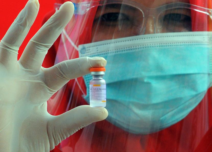 Petugas vaksinator menunjukkan vaksin Covid-19 produksi Sinovac yang akan disuntikkan kepada sejumlah perwakilan pejabat pada tahap kedua vaksinasi di Kantor Pemkot Bandar Lampung, Lampung (ilustrasi)