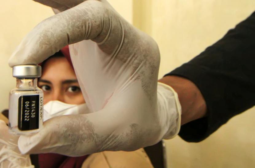 Petugas vaksinator menunjukkan vaksin penguat atau booster di gerai layanan vaksinasi COVID-19 di Lhokseumawe, Aceh, Kamis (21/4/2022). Menteri Kesehatan Budi Gunadi Sadikin menyampaikan akan memusnahkan vaksin Covid-19 yang sudah melewati masa kedaluwarsa. 