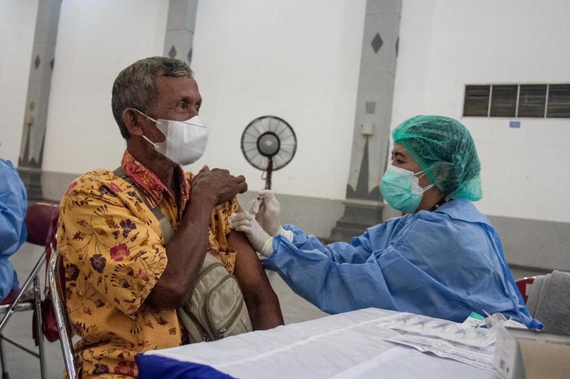 Petugas vaksinator menyuntikkan vaksin booster COVID-19 untuk lansia di Jogja Expo Center, Bantul, DI Yogyakarta, Kamis (13/1/2022). Pemerintah Daerah Istimewa Yogyakarta menggelar vaksinasi booster COVID-19 untuk 4.000 warga dengan prioritas utama lansia.