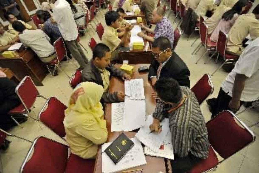 Petugas verifikasi KPU menjelaskan hasil pemeriksaan syarat administrasi kepada perwakilan partai politik di Kantor Komisi Pemilihan Umum (KPU), Jakarta.