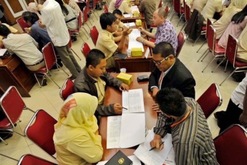 Petugas verifikator KPU menjelaskan hasil pemeriksaan syarat administrasi kepada perwakilan partai politik di Kantor Komisi Pemilihan Umum (KPU), Jakarta.