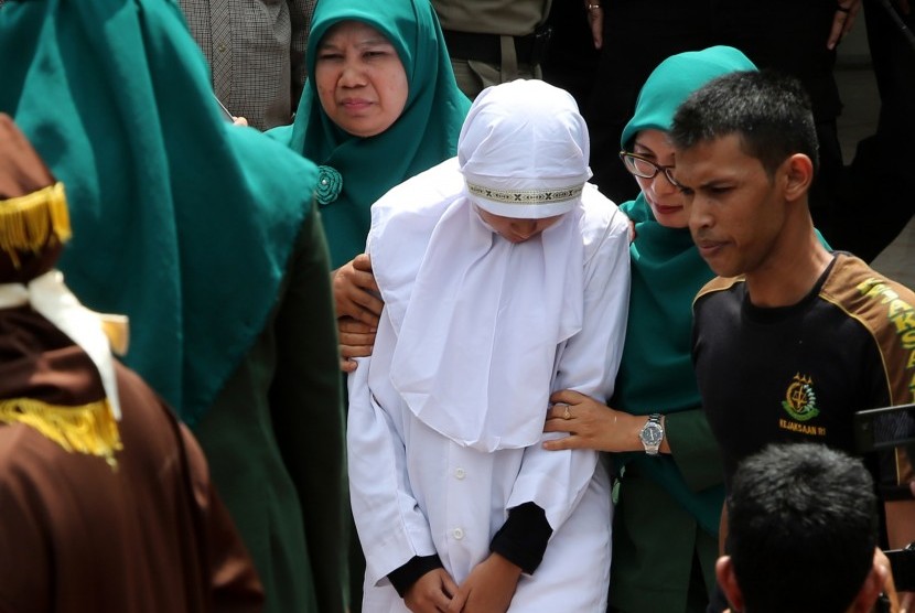 Petugas Wilayatul Hisbah (polisi syariat Islam) membawa terpidana pelanggar peraturan daerah (qanun) Syariat Islam menuju panggung eksekusi untuk menjalani hukuman cambuk  (Ilustrasi)