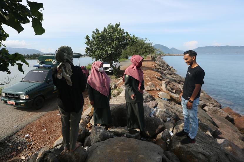 Petugas Wilayatul Hisbah (WH) Kota Banda Aceh memberikan peringatan dan pembinaan kepada warga saat razia penegakan hukum syariat islam di lokasi wisata pantai Ulee Lheu, Banda Aceh, Aceh, Rabu (23/2/2022). Razia rutin yang dilaksanakan petugas WH (polisi syariat islam) sebagai upaya menegakkan hukum syariat islam yang diantaranya mengatur beberapa hal terkait minuman beralkohol, perjudian, perzinahan, bermesraan di luar hubungan nikah, seks sesama jenis dan tata cara berbusana. 