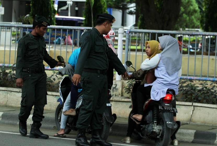 Petugas Wilayatul Hisbah (WH) melakukan razia Pengawasan dan Penegakan Syariat Islam di Lhokseumawe, Provinsi Aceh, Jumat (9/12). 