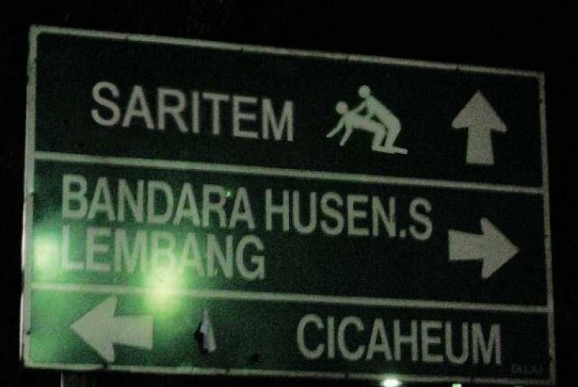 Petunjuk lalu lintas ke arah lokalisasi Saritem di Kota Bandung, Jawa Barat.